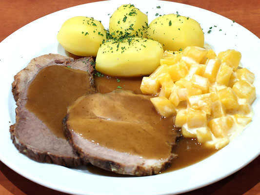 Schweinerollbraten an Rahmsauce dazu gestoppte Rüben & Salzkartoffeln