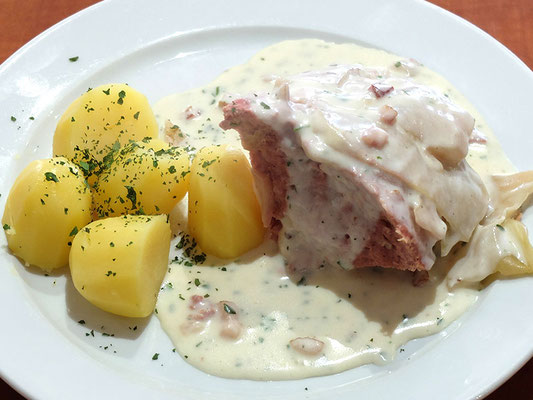 Kohlpudding an Petersiliensauce dazu Salzkartoffeln