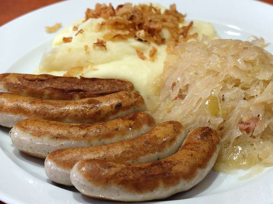 Nürnberger Bratwürstel mit Sauerkraut & Kartoffelpüree