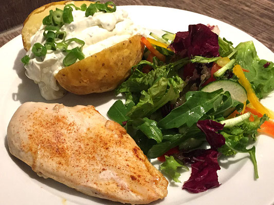 Mittagstisch Putenbrust an gemischtem Salat dazu Ofenkartoffel