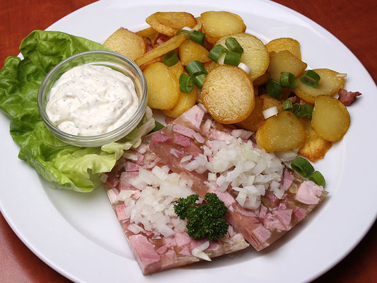 Hausmacher Sülze mit Remoulade & Bratkartoffeln