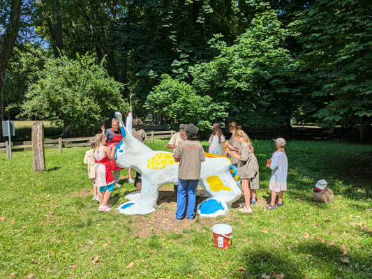 Spielhaus skulptur wird vin Kindern bemalt