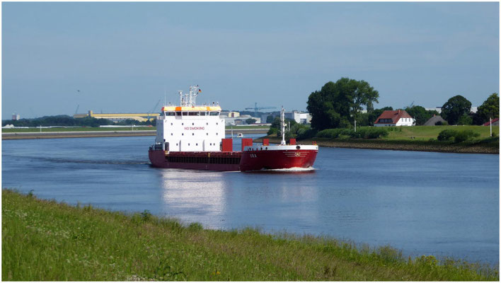 Ein Küsten-Motorschiff (KüMo) vor Bremen auf der Weser
