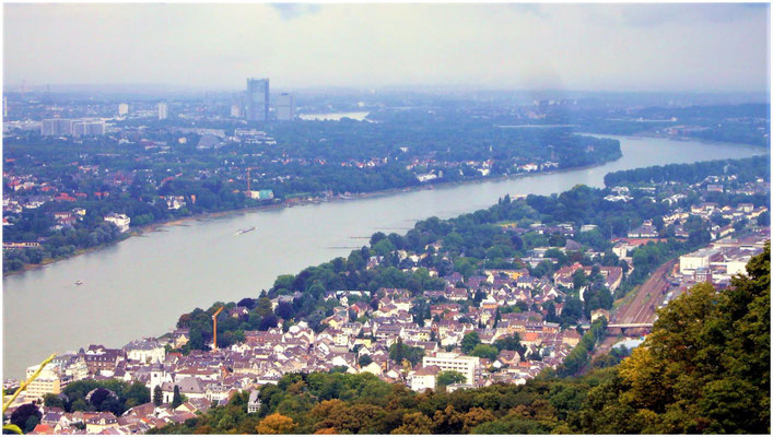 Blick vom Drachenfels über Koenigswinter nach Bonn
