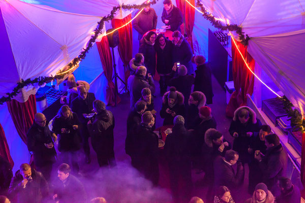 Die Gäste auf dem Weihnachtsmarkt