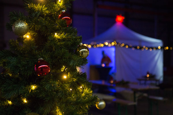 Geschmückter Tannenbaum und helle Pagoden