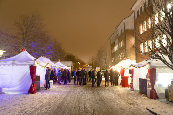 Verschneites Weihnachtsdorf