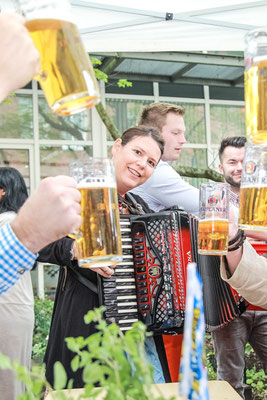 Bierkrüge hoch