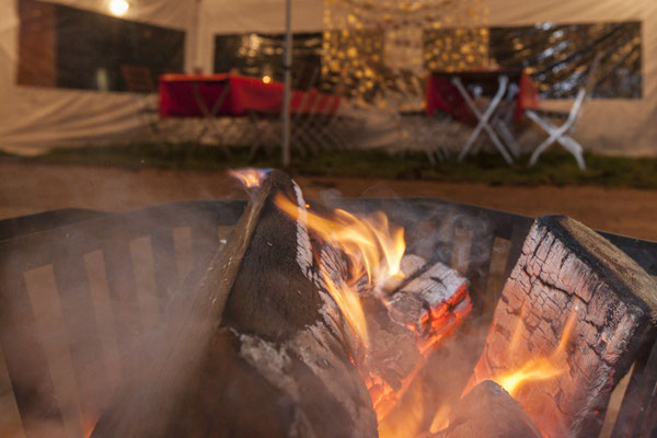 Warmes Feuer und Holz