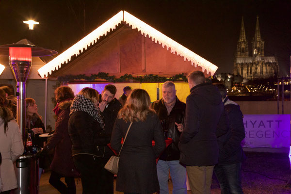 Hell beleuchtete und geschmückte Weihnachtshütte Köln