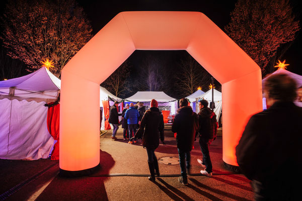 Heller Eingangsbogen zum Weihnachtsmarkt