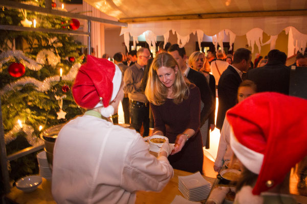 Personal mit Weihnachtsmützen