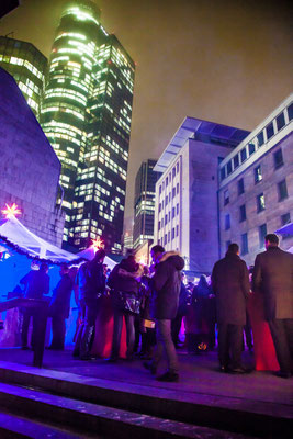 Mobiler Outdoor Weihnachtsmarkt zwischen Gebäuden