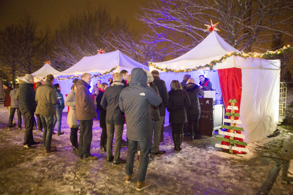 Die Gäste und der mobile Weihnachtsmarkt