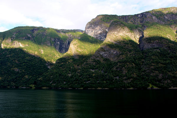 Sognefjord bei Hellesylt. Der Welt längster und tiefster Fjord. 204 km lang und 1'308 m tief