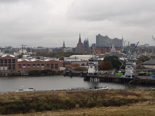 "Blick von der AIDAperla" auf den Hamburger Hafen