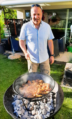 Peter, unser Nachbar in Knonau, kocht für uns eine Paella valenciana....jammy!!