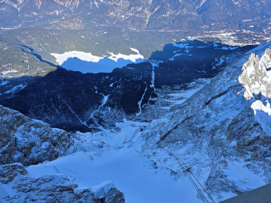 ....Blick runter zum zugefrorenen Eibsee und GaPa....