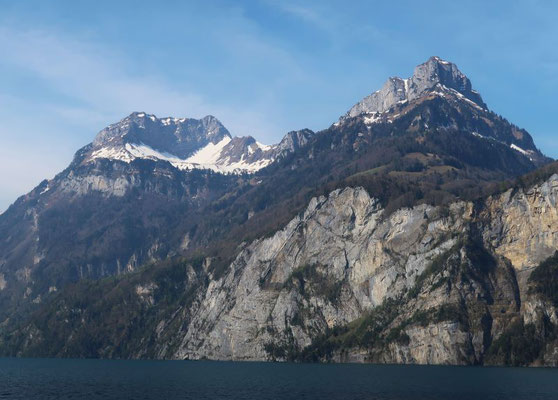 Blick auf Gitschen und Niederbauen am Urnersee