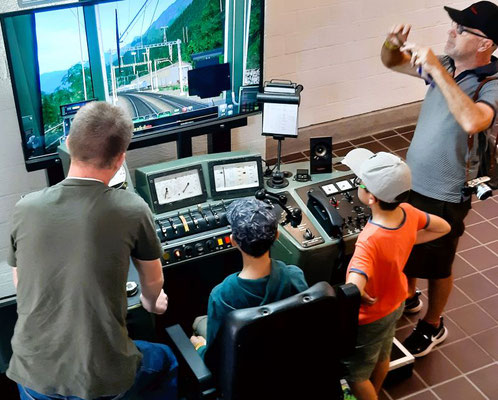 Gregory - der Eisenbahnfan - darf die Gotthardstrecke Erstfeld-Göschenen im Führerstand einer Lokomotive selber fahren