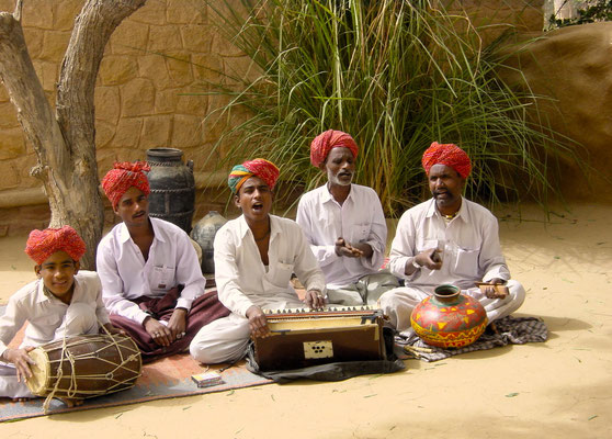 ....wo uns eine indische Musikgruppe die Wartezeit musikalisch verkürzt