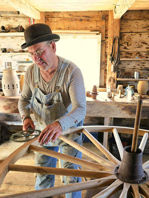 Der Wagner misst den Radumfang....