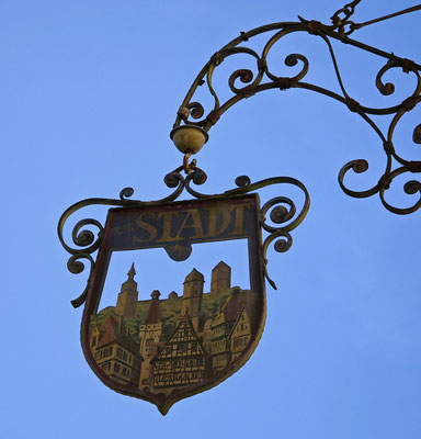 Kneipenschild mit Bild der Stadtmauer