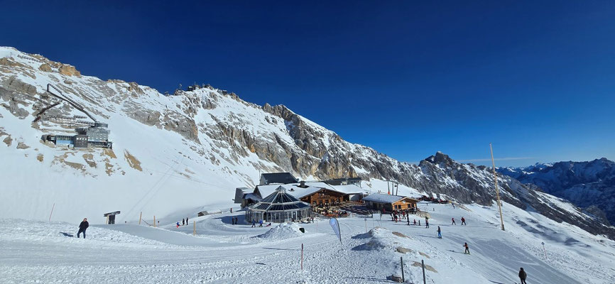 Zugspitzplatt mit Blick hoch zur Zugspitze
