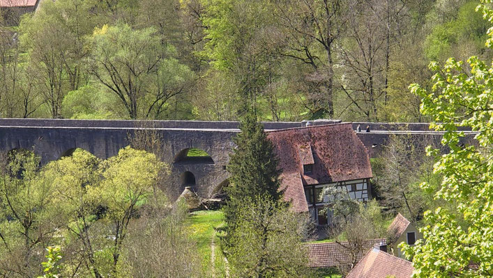....auch Doppelbrücke genannt - 1330 errichtet - Teil der alten Handelsstrasse Augsburg nach Würzburg