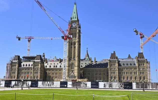 Hauptgebäude mit Peace Tower und der Baustelle 