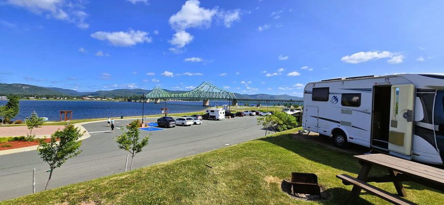 Montagmorgen - Camping mit Blick zur Provinz Québec auf der gegenüberliegenden Flussseite