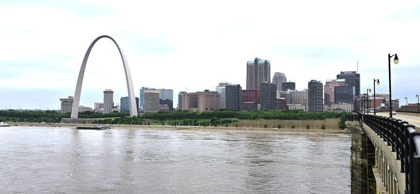 Blick von Illinois/East St. Louis nach Missouri/St. Louis....