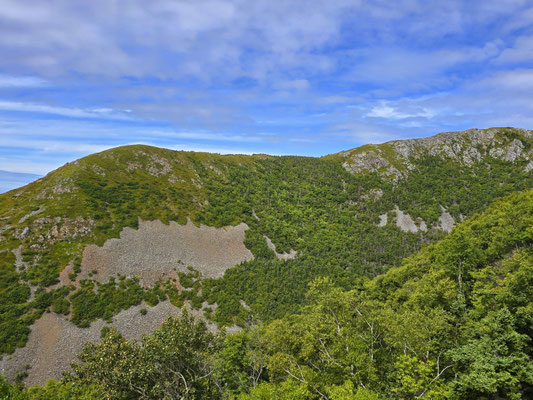 ....muss man einen 8 km langen Marsch auf diesen Bergrücken auf sich nehmen....
