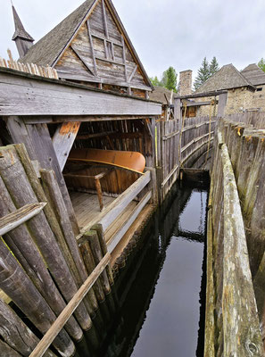 Bewehrte Schleuse zum Einfahren der Kanus in den naheliegenden Fluss