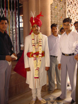 Der Bräutigam wartet auf seine Braut