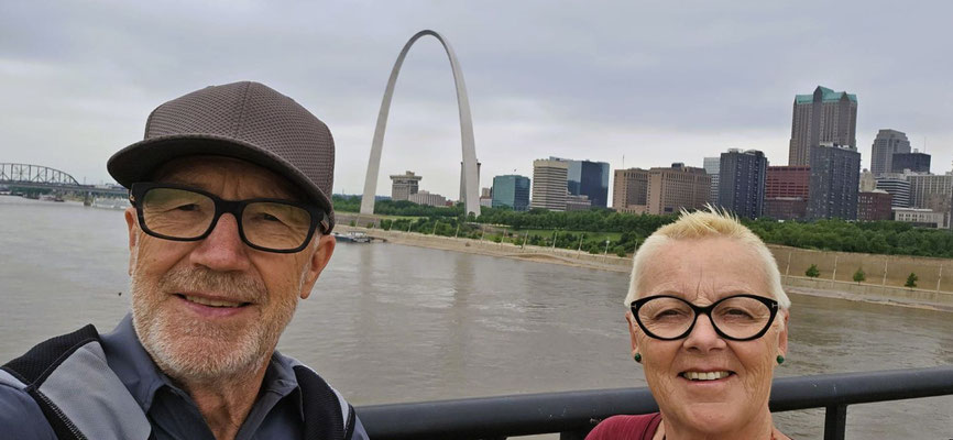 ....im Hintergrund der Gateway Arch