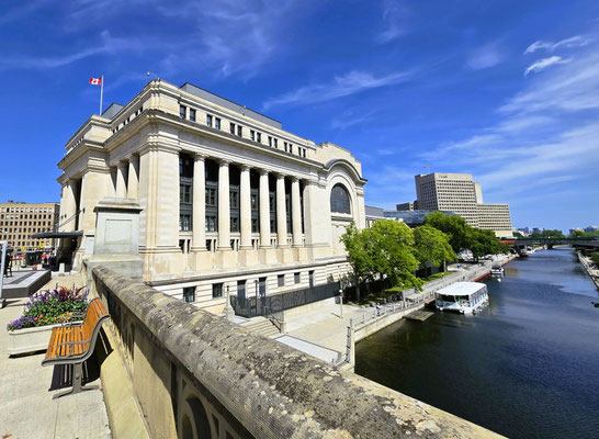 Das imposante Senatsgebäude mit dem Rideau Kanal