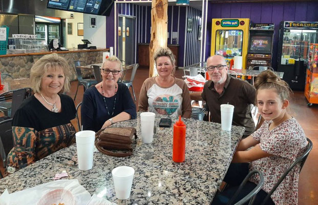 Mit Barbara beim Hamburger-Essen zusammen mit Tamara und ihrer Enkelin (RV Park-Besitzerin)