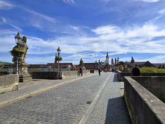 Die 'Alte Mainbrücke' mit ihren 4.5 m hohen Heiligenfiguren