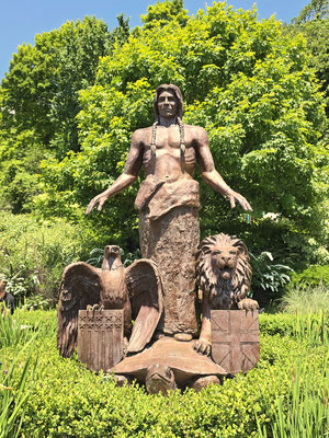 Denkmal für die drei Besitzer der Insel - Indianer, England, USA