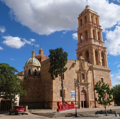Parroquia de San Juan Bautista wurde 1560 von den Spaniern errichtet und ist Sombreretes Hauptkirche