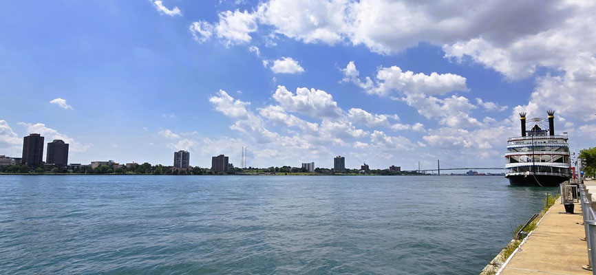 Blick über den Detroit River nach Kanada