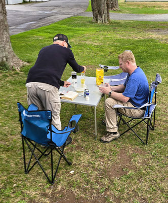 Männer bereiten den Bierteig zum Fischfondue vor....