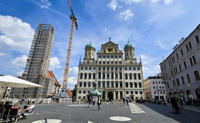 Rathaus und eingepackter Perlachturm
