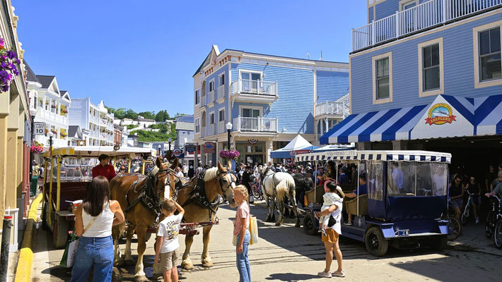 Hier ist viel los - Restaurants, Hotels, Souvenir-Shops, Bikes und Kutschen warten auf Touristen....