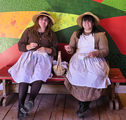 Zwei Bewunderinnen von Anne of Green Gables 