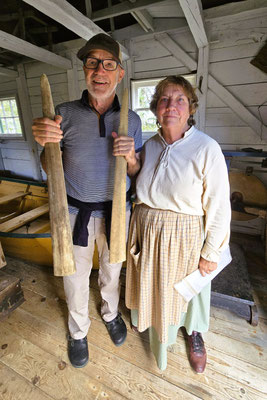 Die Frau des Fischers zeigt uns zwei Schwerter des Schwertfisch
