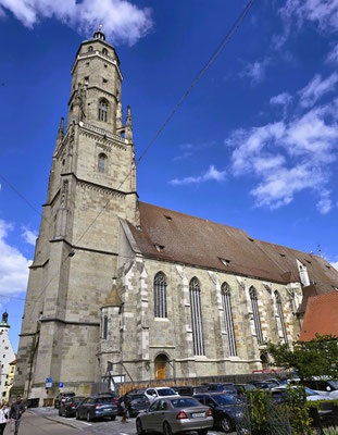Kirche St. Georg mit dem imposanten, 90m hohen Kirchturm 'Daniel'....