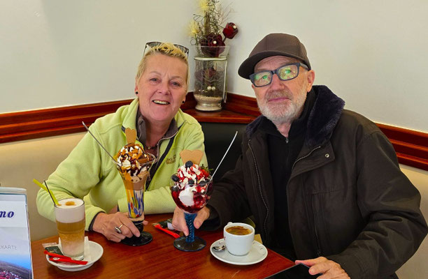 Trotz Kälte können wir diesem 'gluschtigen' Eisbechern nicht widerstehen ;o)
