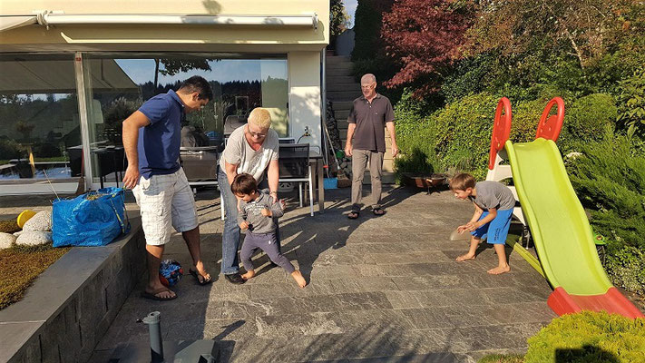 Die ganze Familie spielt Fussball